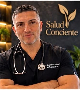 Dr. Leonardo Vergara frente al emblema dorado de Salud Consciente.